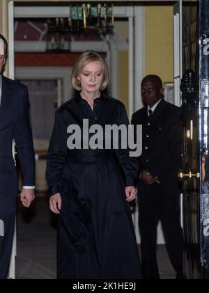 Londres, Royaume-Uni. 18th septembre 2022. 18 septembre 2022, Londres, Angleterre, Royaume-Uni: Le Premier ministre britannique LIZ TRUSS et son mari HUGH Oâ€™LEARY se sont joints à minute de silence devant E10 Downing Street pour la reine Elizabeth II (Credit image: © Tayfun Salci/ZUMA Press Wire) Credit: ZUMA Press, Inc./Alay Live News Banque D'Images
