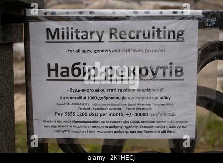 Un panneau de recrutement sur la place Mykhailivska à Kiev, en Ukraine. Il y a eu plus de six mois de guerre depuis que la Russie a envahi l'Ukraine pour la première fois. Banque D'Images