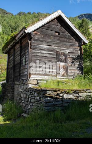 Otternes, Norvège - 19 juin 2022: Otternes, une ferme collective linéaire et en grappes de Norvège située à mi-chemin entre Aurland et Flam. Comté de Vestland. Banque D'Images