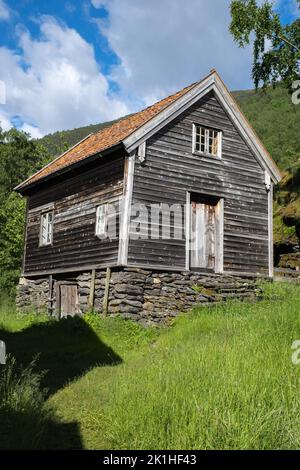 Otternes, Norvège - 19 juin 2022: Otternes, une ferme collective linéaire et en grappes de Norvège située à mi-chemin entre Aurland et Flam. Comté de Vestland. Banque D'Images