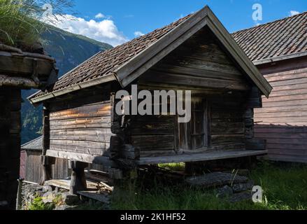Otternes, Norvège - 19 juin 2022: Otternes, une ferme collective linéaire et en grappes de Norvège située à mi-chemin entre Aurland et Flam. Comté de Vestland. Banque D'Images