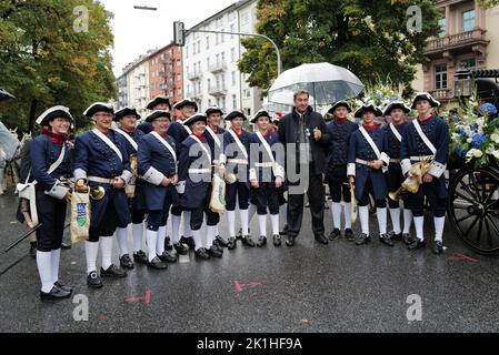 Munich, Allemagne. 18 septembre 2022. Le président bavarois Markus Söder pose une photo avant le début de la parade d'aujourd'hui à Munich. Le Costume de l'Oktoberfest et la parade des éleveurs de fusils ont eu lieu aujourd'hui avec des averses précoces qui n'ont pas réussi à amortir les esprits de tous les participants. L'ouverture officielle de samedi a vu des foules à la dernière fois que l'Oktoberfest a eu lieu, mais il y avait beaucoup plus de gens dehors et autour aujourd'hui malgré la pluie. Crédit : Clearpiximages/Alamy Live News Banque D'Images