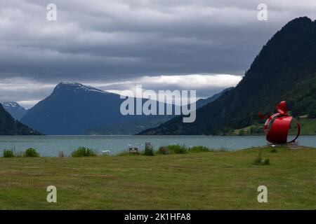 Skjolden, Norvège - 22 juin 2022 : des paysages merveilleux en Norvège. Inlandet. Fin de Sognefjorden. Magnifique paysage du fjord. Jour nuageux. Sélection Banque D'Images