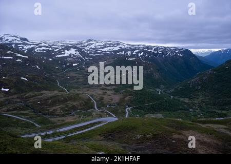 Paysages merveilleux en Norvège. Inlandet. Magnifique paysage de routes sinueuses et de montagnes neigeuses depuis la route pittoresque de Sognefjellet. Jour nuageux. Sél Banque D'Images