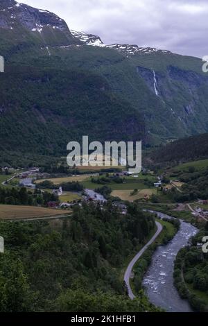 Paysages merveilleux en Norvège. Inlandet. Magnifique paysage du village de Fortun depuis la route pittoresque de Sognefjellet. Montagnes escarpées, cascade Banque D'Images