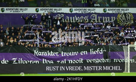 Anderlecht, Belgique. 18th septembre 2022. L'illustration montre une minute de silence pour l'ancien directeur d'Anderlecht 'Monsieur' Michel Verschueren avant d'un match de football entre RSCA Anderlecht et KV Kortrijk, le dimanche 18 septembre 2022 à Anderlecht, le jour 9 de la première division du championnat belge 'Jupiler Pro League' 2022-2023. BELGA PHOTO DAVID PINTENS crédit: Belga News Agency/Alay Live News Banque D'Images