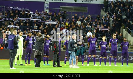 Anderlecht, Belgique. 18th septembre 2022. L'illustration montre une minute de silence pour l'ancien directeur d'Anderlecht 'Monsieur' Michel Verschueren avant d'un match de football entre RSCA Anderlecht et KV Kortrijk, le dimanche 18 septembre 2022 à Anderlecht, le jour 9 de la première division du championnat belge 'Jupiler Pro League' 2022-2023. BELGA PHOTO DAVID PINTENS crédit: Belga News Agency/Alay Live News Banque D'Images