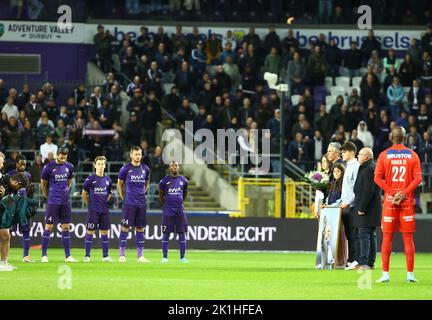 Anderlecht, Belgique. 18th septembre 2022. L'illustration montre une minute de silence pour l'ancien directeur d'Anderlecht 'Monsieur' Michel Verschueren avant d'un match de football entre RSCA Anderlecht et KV Kortrijk, le dimanche 18 septembre 2022 à Anderlecht, le jour 9 de la première division du championnat belge 'Jupiler Pro League' 2022-2023. BELGA PHOTO DAVID PINTENS crédit: Belga News Agency/Alay Live News Banque D'Images