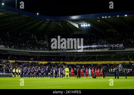 Anderlecht, Belgique. 18th septembre 2022. L'illustration montre une minute de silence pour l'ancien directeur d'Anderlecht 'Monsieur' Michel Verschueren avant d'un match de football entre RSCA Anderlecht et KV Kortrijk, le dimanche 18 septembre 2022 à Anderlecht, le jour 9 de la première division du championnat belge 'Jupiler Pro League' 2022-2023. BELGA PHOTO JASPER JACOBS crédit: Belga News Agency/Alay Live News Banque D'Images