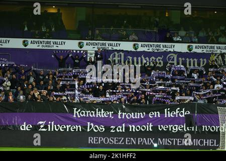 Anderlecht, Belgique. 18th septembre 2022. L'illustration montre une minute de silence pour l'ancien directeur d'Anderlecht 'Monsieur' Michel Verschueren avant d'un match de football entre RSCA Anderlecht et KV Kortrijk, le dimanche 18 septembre 2022 à Anderlecht, le jour 9 de la première division du championnat belge 'Jupiler Pro League' 2022-2023. BELGA PHOTO DAVID PINTENS crédit: Belga News Agency/Alay Live News Banque D'Images