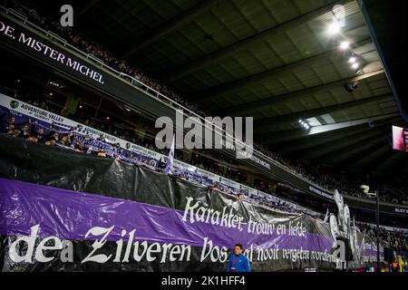 Anderlecht, Belgique. 18th septembre 2022. L'illustration montre une minute de silence pour l'ancien directeur d'Anderlecht 'Monsieur' Michel Verschueren avant d'un match de football entre RSCA Anderlecht et KV Kortrijk, le dimanche 18 septembre 2022 à Anderlecht, le jour 9 de la première division du championnat belge 'Jupiler Pro League' 2022-2023. BELGA PHOTO JASPER JACOBS crédit: Belga News Agency/Alay Live News Banque D'Images