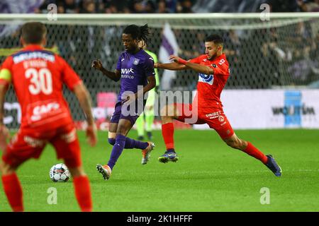 Anderlecht, Belgique. 18th septembre 2022. Majeed Akimeru d'Anderlecht et Billal Messaoudi de Kortrijk se battent pour le ballon lors d'un match de football entre RSCA Anderlecht et KV Kortrijk, dimanche 18 septembre 2022 à Anderlecht, le 9 jour de la première division du championnat belge 'Jupiler Pro League' 2022-2023. BELGA PHOTO DAVID PINTENS crédit: Belga News Agency/Alay Live News Banque D'Images