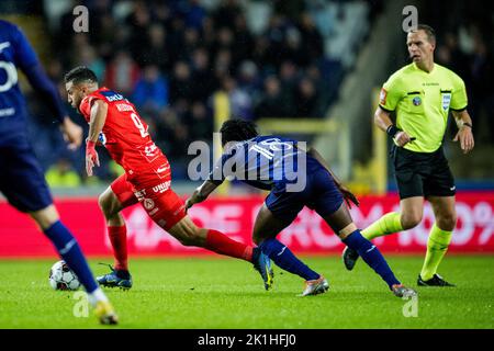 Anderlecht, Belgique. 18th septembre 2022. Billal Messaoudi de Kortrijk et Majeed Akimeru d'Anderlecht se battent pour le ballon lors d'un match de football entre RSCA Anderlecht et KV Kortrijk, le dimanche 18 septembre 2022 à Anderlecht, le jour 9 de la première division de la « Jupiler Pro League » 2022-2023 du championnat belge. BELGA PHOTO JASPER JACOBS crédit: Belga News Agency/Alay Live News Banque D'Images