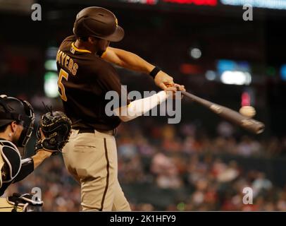 Phoenix, Arizona, États-Unis. 18th septembre 2022. Wil Myers (5) des San Diego Padres s'étend jusqu'au champ central profond pour la première fois en haut du deuxième repas entre les San Diego Padres et les Arizona Diamondbacks à case Field à Phoenix, Arizona. Michael Cazares/Cal Sport Media. Crédit : csm/Alay Live News Banque D'Images