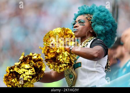 Jacksonville, États-Unis. 18th septembre 2022. 18 septembre 2022 : un fan de jaguars se réjouit lors du match de Jacksonville Jaquars contre Indianapolis Colts NFL au stade TIAA Bank Field à Jacksonville, FL sur 18 septembre 2022. Crédit : ZUMA Press, Inc./Alay Live News Banque D'Images