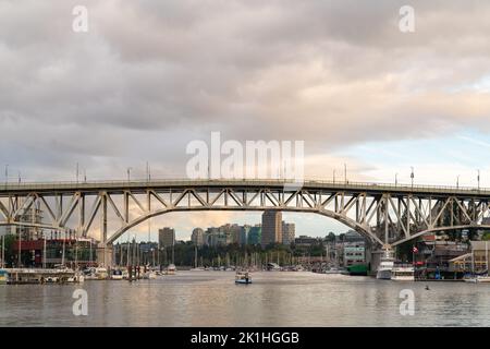 Granville Ferry se déplaçant sous le pont Burrard à Vancouver, Canada. Banque D'Images