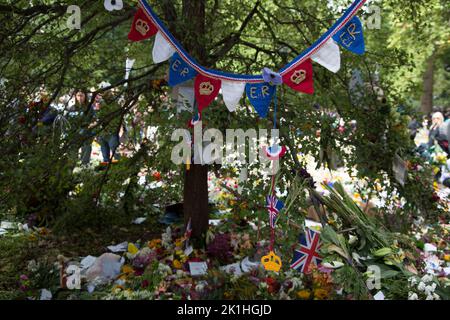 Londres, Royaume-Uni. 18th septembre 2022. Un hommage crocheté à la Reine Elizabeth II est suspendu au-dessus d'un tapis de fleurs dans Green Park. Crédit : Sarah Peters/Alay Live News Banque D'Images