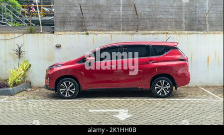 Un minibus rouge stationné dans le parking, jakarta, indonésie, septembre 2022 Banque D'Images