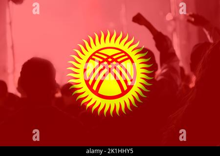 Au Kirghizistan, les manifestations se sont déféoses. Conflit entre le Kirghizistan et le Tadjikistan sur la frontière. Conflit. Drapeau du pays. Hors foyer. Banque D'Images