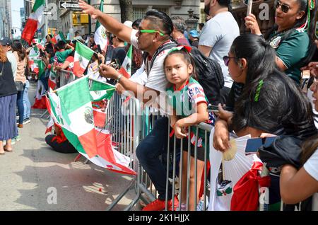 New York, États-Unis. 18th septembre 2022. Des spectateurs sont vus agitant les drapeaux mexicains lors de la parade annuelle de la fête mexicaine le long de Madison Avenue à New York le 18 septembre 2022. (Photo de Ryan Rahman/Pacific Press) crédit: Pacific Press Media production Corp./Alay Live News Banque D'Images