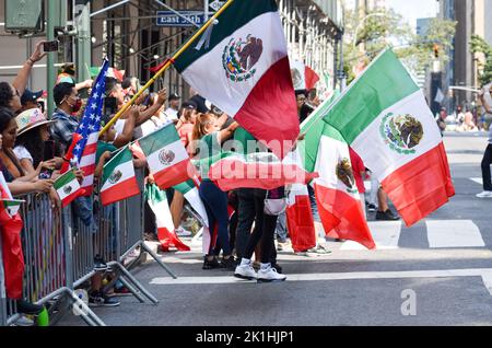 New York, États-Unis. 18th septembre 2022. Des spectateurs sont vus en signe de drapeau mexicain lors de la parade annuelle de la fête mexicaine le long de Madison Avenue à New York. (Photo de Ryan Rahman/Pacific Press) crédit: Pacific Press Media production Corp./Alay Live News Banque D'Images