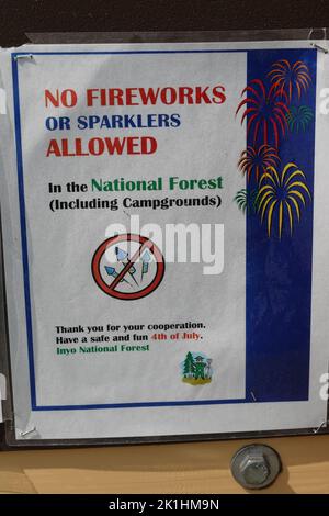 Prévention des incendies de forêt. Pas de feux d'artifice ou de feux d'artifice autorisés dans la forêt nationale Inyo Californie , Etats-Unis Banque D'Images