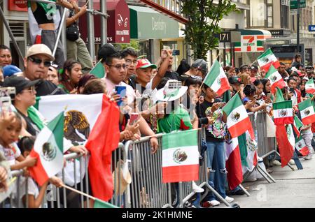 New York, New York, États-Unis. 18th septembre 2022. Des spectateurs sont vus porter les drapeaux mexicains lors de la parade annuelle de la fête mexicaine le long de Madison Avenue à New York. (Credit image: © Ryan Rahman/Pacific Press via ZUMA Press Wire) Credit: ZUMA Press, Inc./Alamy Live News Banque D'Images