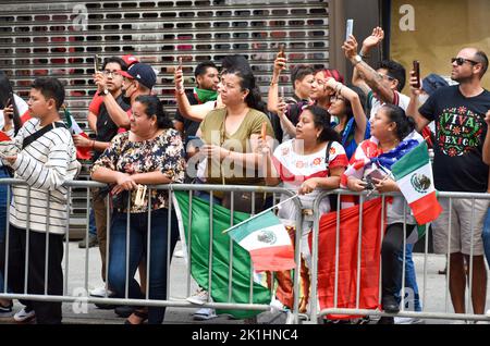 New York, New York, États-Unis. 18th septembre 2022. Des spectateurs sont vus en signe de drapeau mexicain lors de la parade annuelle de la fête mexicaine le long de Madison Avenue à New York. (Credit image: © Ryan Rahman/Pacific Press via ZUMA Press Wire) Credit: ZUMA Press, Inc./Alamy Live News Banque D'Images