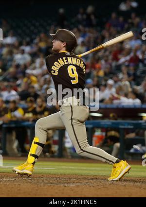 Phoenix, Arizona, États-Unis. 18th septembre 2022. Jake Cronenworth (9) des San Diego Padres atteint un RBI marquant Manny Machado (13) le faisant 5-0 en haut du huitième binning entre les San Diego Padres et les Arizona Diamondbacks à case Field à Phoenix, Arizona. Michael Cazares/Cal Sport Media. Crédit : csm/Alay Live News Banque D'Images