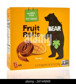 Winneconne, WI - 18 septembre 2022 : un paquet de rouleaux de fruits de l'ours sur un fond isolé. Banque D'Images