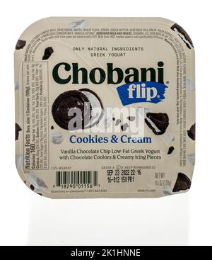 Winneconne, WI - 18 septembre 2022 : un paquet de biscuits Chobani Flip et yaourt grec crème sur un fond isolé. Banque D'Images