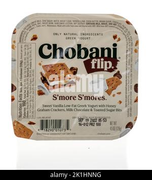 Winneconne, WISCONSIN - 18 septembre 2022 : un paquet de chobani Flip smores de yaourt grec sur un fond isolé. Banque D'Images