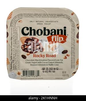 Winneconne, WISCONSIN - 18 septembre 2022 : un paquet de Chobani Flip rock Road yaourt grec sur un fond isolé. Banque D'Images