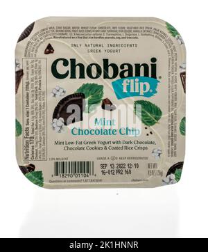 Winneconne, WI - 18 septembre 2022: Un paquet de Chobani flip menthe chocolat yaourt grec sur un fond isolé. Banque D'Images