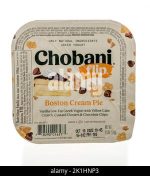 Winneconne, WISCONSIN - 18 septembre 2022 : un paquet de Chobani Flip Boston crème yaourt grec sur un fond isolé. Banque D'Images