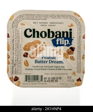 Winneconne, WI - 18 septembre 2022 : un paquet de Chobani Flip cacahuète rêve yaourt grec sur un fond isolé. Banque D'Images