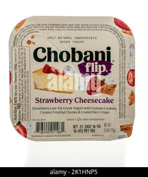 Winneconne, WI - 18 septembre 2022 : un paquet de Chobani Flip Cheesecake grec yaourt sur un fond isolé. Banque D'Images
