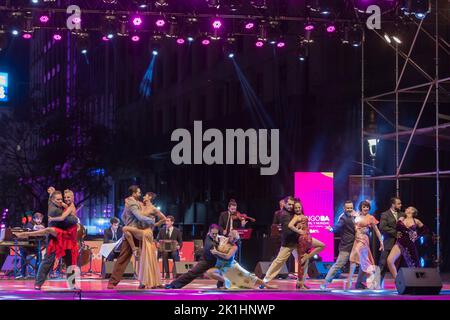 Buenos Aires, Argentine. 17th septembre 2022. La finale mondiale du Tango de 2022 a eu lieu sur une scène devant l'Obélisque. Ils ont concouru dans deux catégories, Tango de Pista et Tango Escénario. Dans la catégorie Tango de Pista, 40 couples ont participé et dans la catégorie Tango Escenario, 20 couples ont participé. Au cours du concours. (Photo par Esteban Osorio/Pacific Press) crédit: Pacific Press Media production Corp./Alay Live News Banque D'Images