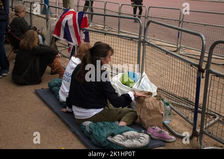 Les gens ont campé le long du Mall la nuit avant les funérailles de la Reine, 18 septembre 2022 Londres Royaume-Uni Banque D'Images