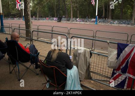 Les gens ont campé le long du Mall la nuit avant les funérailles de la Reine, 18 septembre 2022 Londres Royaume-Uni Banque D'Images