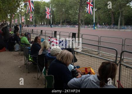 Les gens ont campé le long du Mall la nuit avant les funérailles de la Reine, 18 septembre 2022 Londres Royaume-Uni Banque D'Images