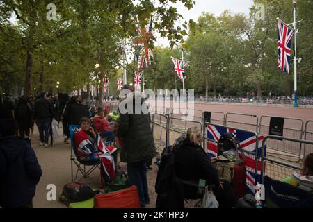 Les gens ont campé le long du Mall la nuit avant les funérailles de la Reine, 18 septembre 2022 Londres Royaume-Uni Banque D'Images