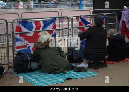 Les gens ont campé le long du Mall la nuit avant les funérailles de la Reine, 18 septembre 2022 Londres Royaume-Uni Banque D'Images