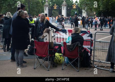 Les gens campent de nuit, le long de la route funéraire de la Reine le 18 septembre 2022, Banque D'Images