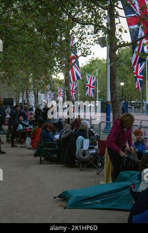 Les gens ont campé le long du Mall la nuit avant les funérailles de la Reine, 18 septembre 2022 Londres Royaume-Uni Banque D'Images