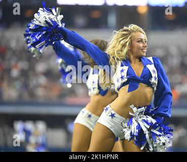 Arlington, États-Unis. 18th septembre 2022. Le cheerleader des Dallas Cowboys se produit dimanche lors du match NFL des Cincinnati Bengals au STADE AT&T d'Arlington, Texas. Photo de 18 septembre 2022 par Ian Halperin/UPI crédit : UPI/Alay Live News Banque D'Images