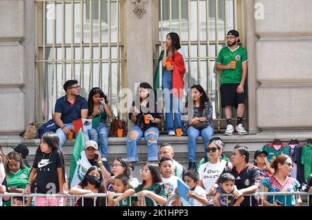 New York, New York, États-Unis. 18th septembre 2022. Des spectateurs sont vus porter les drapeaux mexicains lors de la parade annuelle de la fête mexicaine le long de Madison Avenue à New York. (Credit image: © Ryan Rahman/Pacific Press via ZUMA Press Wire) Credit: ZUMA Press, Inc./Alamy Live News Banque D'Images