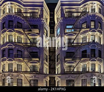 Lumières éclairant sur un ancien immeuble d'appartements à New York la nuit Banque D'Images