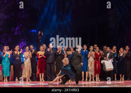 17 septembre 2022, Buenos Aires, Argentine: La finale mondiale du Tango de 2022 a eu lieu sur une scène devant l'Obélisque. Ils ont concouru dans deux catégories, Tango de Pista et Tango Escénario. Dans la catégorie Tango de Pista, 40 couples ont participé et dans la catégorie Tango Escenario, 20 couples ont participé. Cynthia Palacios et SebastiÃn BolÃ­var sont des champions du monde dans la catégorie Tango de Pista dansant sur scène. (Credit image: © Esteban Osorio/Pacific Press via ZUMA Press Wire) Banque D'Images