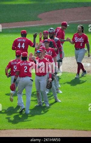 St. Louis, États-Unis. 18th juin 2022. Les Cincinnati Reds célèbrent une victoire en 3-0 sur les Cardinals de Saint-Louis au stade Busch de Saint-Louis, dimanche, à 18 septembre 2022. Photo par Bill Greenblatt/UPI crédit: UPI/Alay Live News Banque D'Images